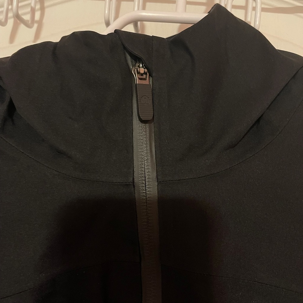 Black Lululemon Stretch Seal Relaxed Fit Rain Jacket - Picture 3 of 5
